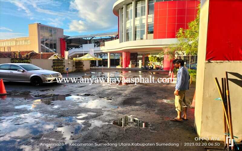 Proyek Perbaikan Aspal Area Parkir Mall Griya Plaza Sumedang